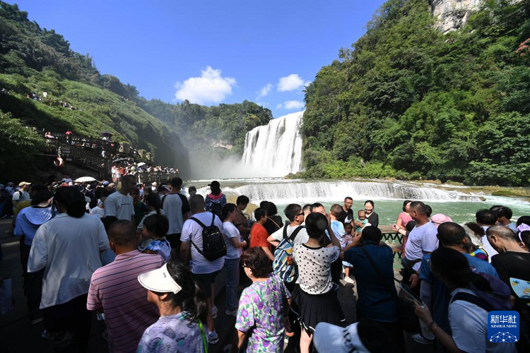 贵州黄果树瀑布：清凉避暑醉游人