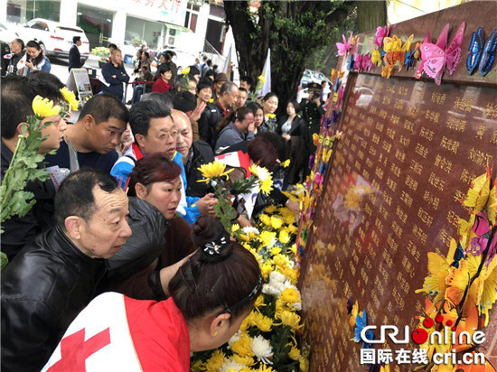 【CRI专稿 图文】重庆3000余人向遗体捐献者致敬【内容页标题】向遗体捐献者致敬 重庆3000余人齐聚遗体捐献纪念园寄追思