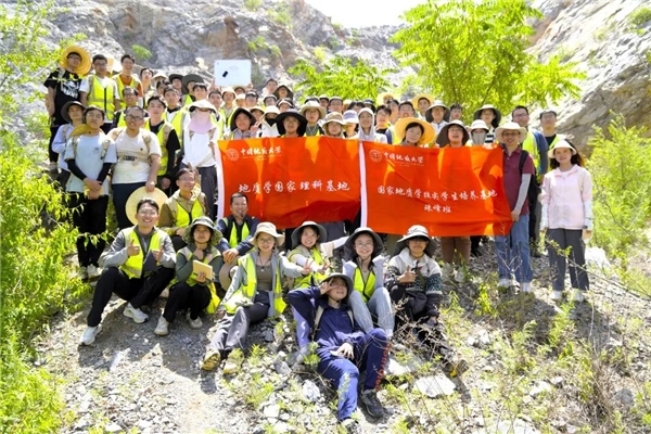 这个暑期 中国地质大学老师把育人工作做到 学生家中、实践基层和实习一线