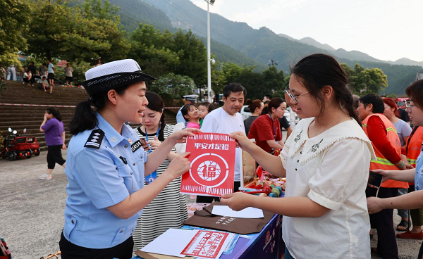 重庆涪陵警方以民间艺术节为契机 开展交通安全宣传活动_fororder_图片2