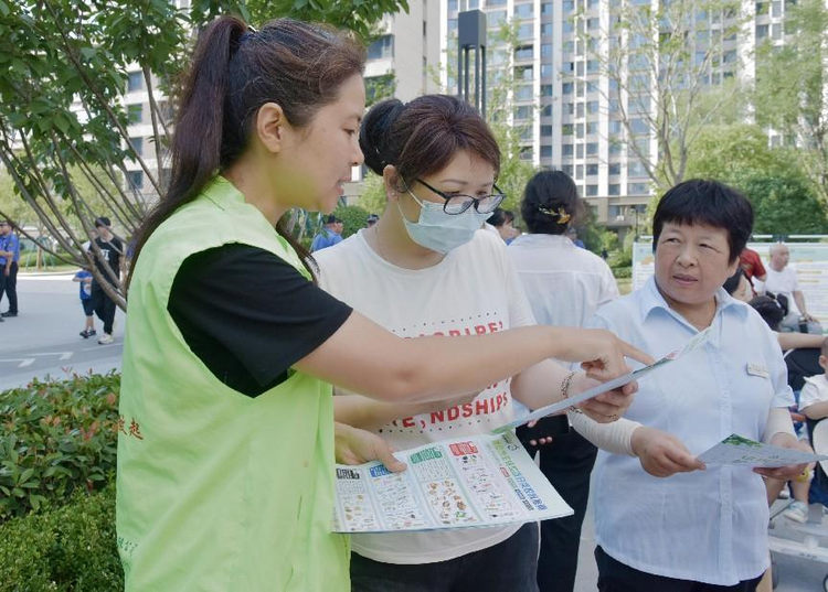 服务群众面对面 聚力共建“靓”家园 西安国际港务区开展“城管进社区”主题活动_fororder_图片4