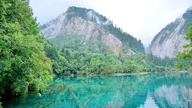 Ausländische Influencer bewundern Landschaft von Jiuzhaigou_fororder_2023082810541944777