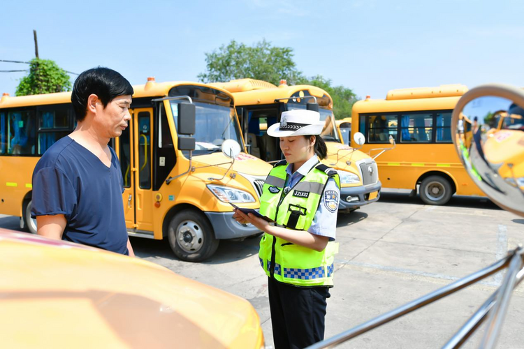 邯郸冀南新区：校车“体检”迎开学 护航平安上学路_fororder_图片2