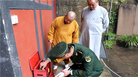 【法制安全】香会节即将开幕 大足消防为寺庙送去“平安符”