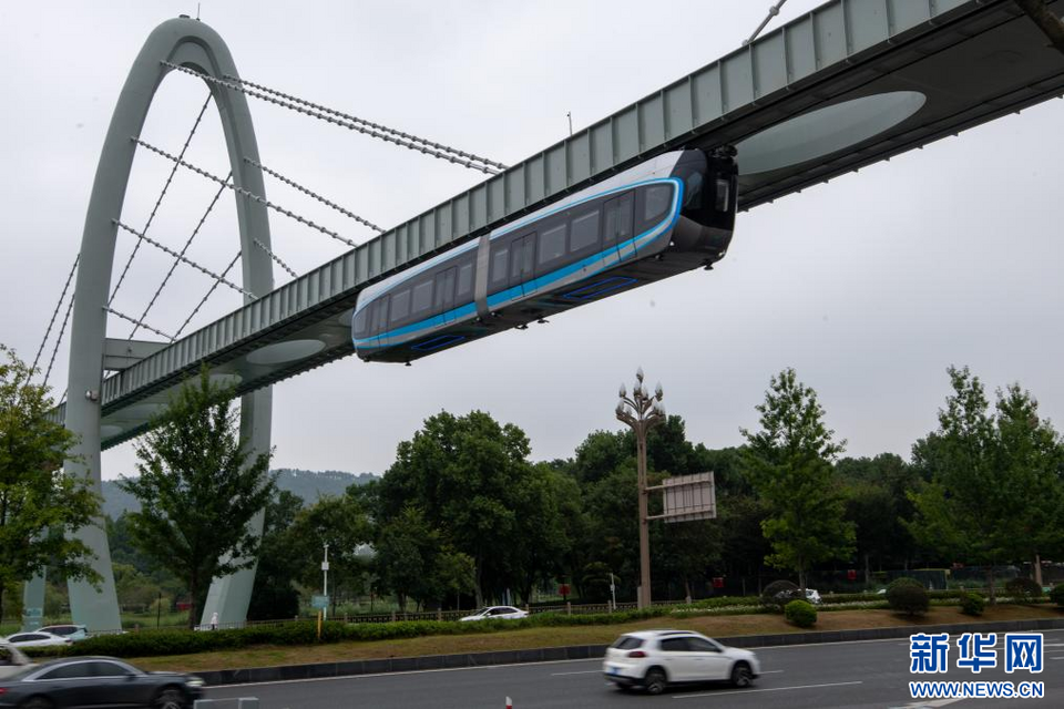 我国首条空轨线路开通运营