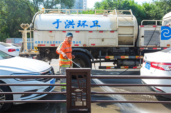 沈阳于洪区城管环卫：“水洗”街路见底色 洁净城市“焕”新颜_fororder_环卫1