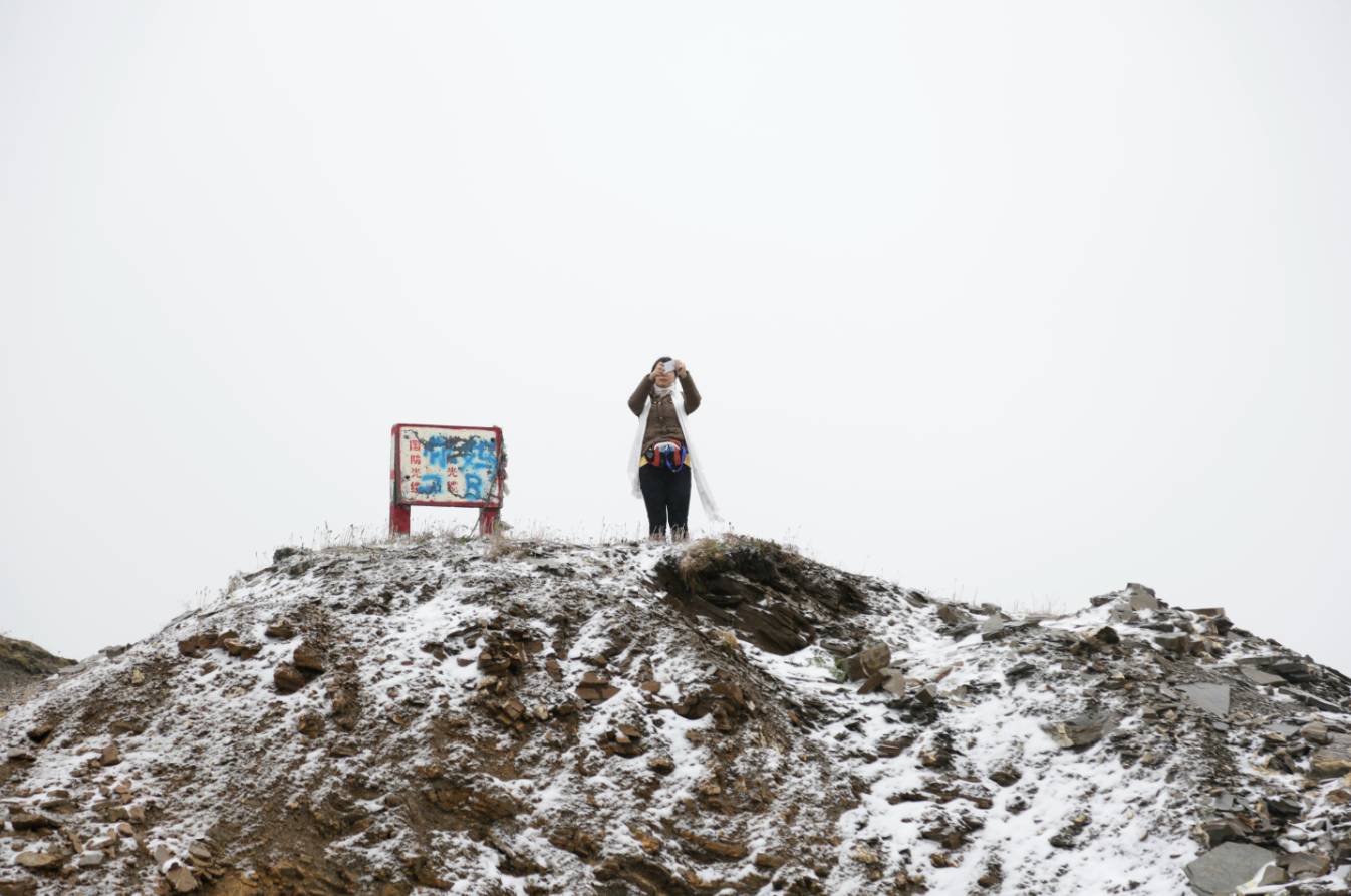 走过方知远征难 网媒记者爬雪山