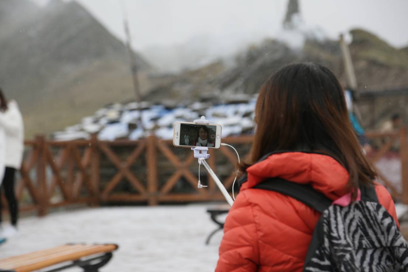 走过方知远征难 网媒记者爬雪山