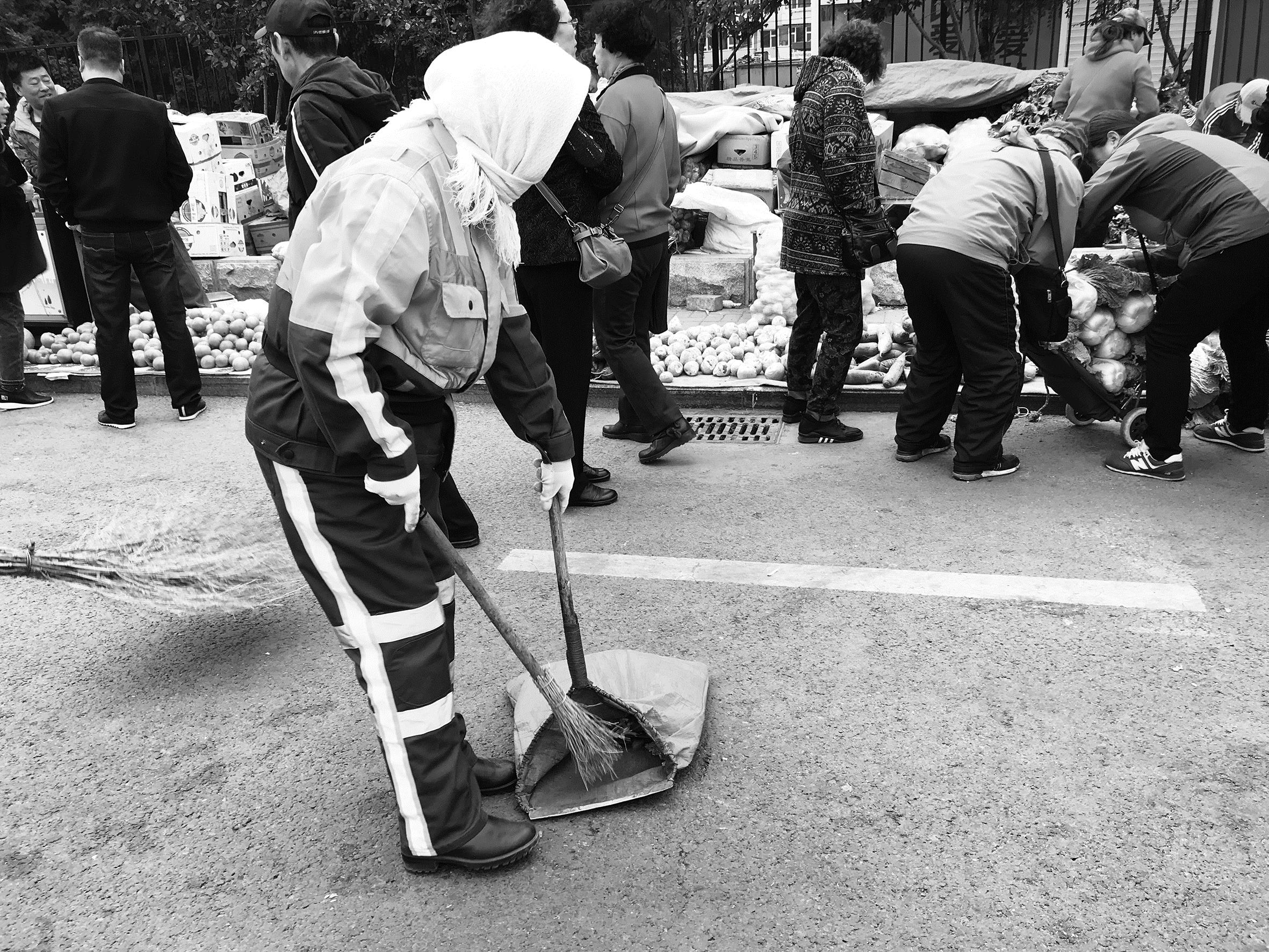 长春市出动执法人员6000余人次全力保障秋菜销售市容环境