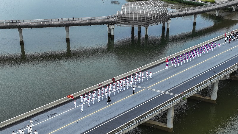 【原创】南阳市西峡县：全民健身绽放活力_fororder_参赛人员走过鹳河彩虹桥 摄影 靳义学