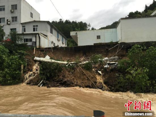 台风“莫兰蒂”携暴雨来袭 浙江文成县城多处被淹