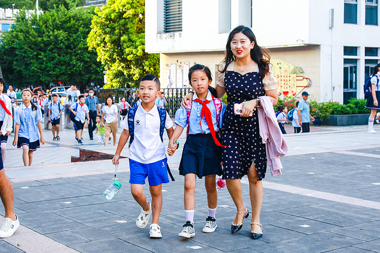 组图｜泸州合江：启航喜迎新学期_fororder_7、9月1日，四川省泸州市合江县人民小学校，一名家长陪同孩子快乐地走进校园-。