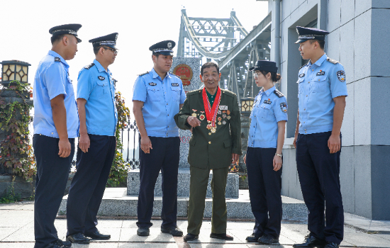 丹东：中朝友谊桥桥头举行 “庆国庆 守平安”主题升旗仪式_fororder_图片29