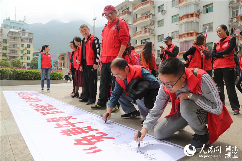 【恩施州】【图说荆楚】【主页标题】爱心人士行走捐步 为山区孩子筹集免费午餐【内容页标题】湖北鹤峰：爱心人士行走捐步 为贫困山区孩子筹集免费午餐