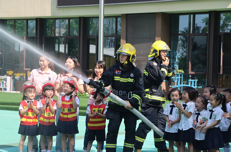 组图｜直击开学第一天_fororder_彭山区学院路幼儿园消防车进校园-供图-眉山市教育和体育局