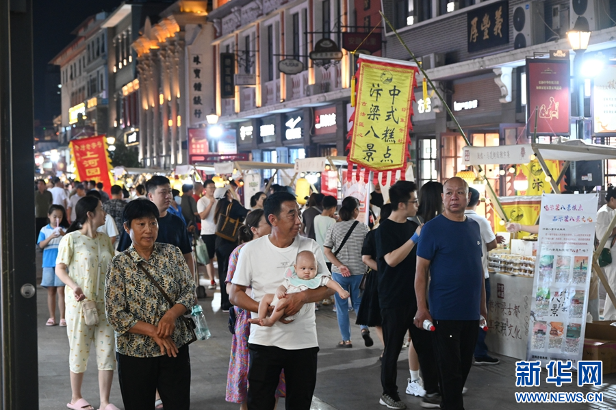 河南开封：逛国潮市集 品东京梦华