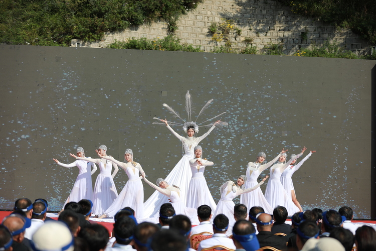 《太行山》特种邮票首发暨白石山“金秋红桦节”启动仪式在涞源白石山举行_fororder_1