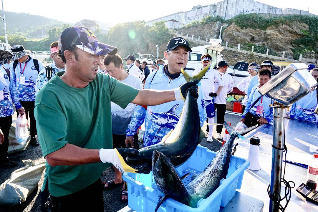 大连：海钓赛手，抛竿竞技