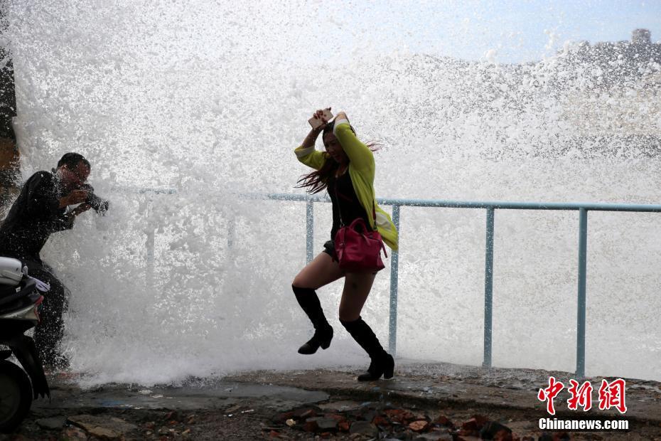 台风“马勒卡”逼近 温岭观潮者遭巨浪淹没湿身