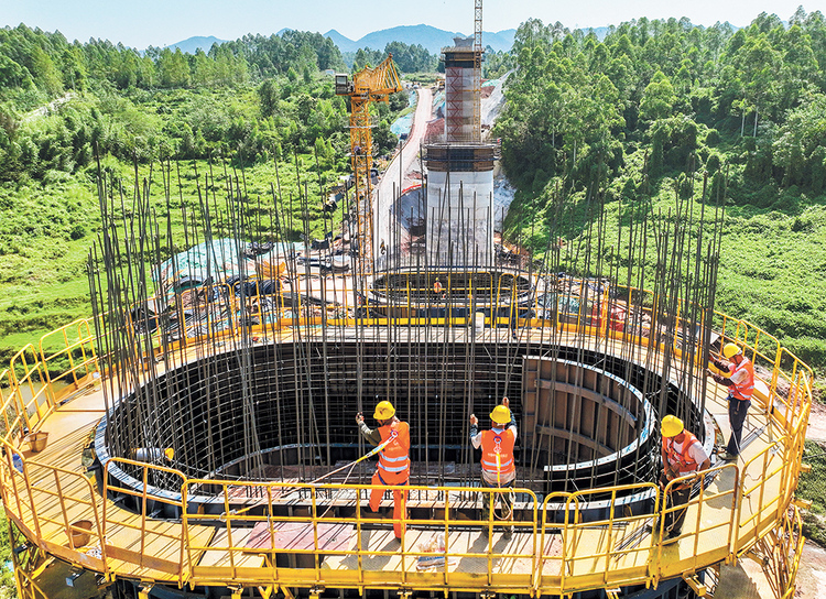 成渝中线高铁千秋堰双线特大桥加紧建设