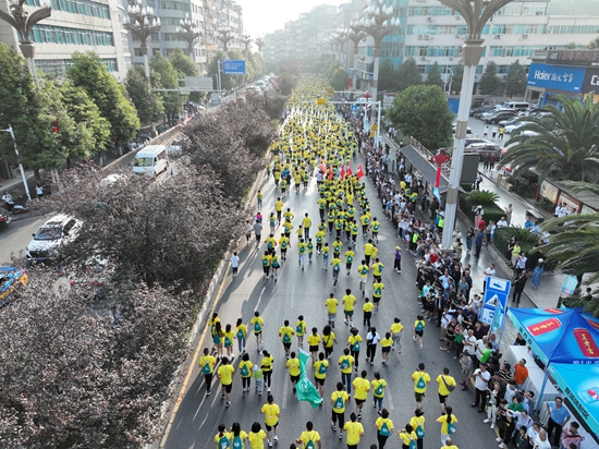 贵州赫章2023年阿西里西高原山地穿越赛：奔跑贵州之巅 穿梭云中花海_fororder_在夜郎大道上奔跑的运动员 管庆蘶摄