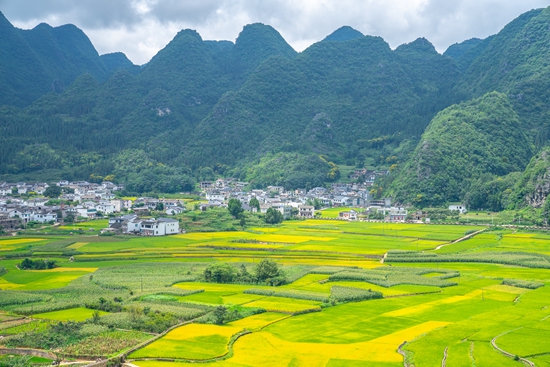 在贵州黔西南的民宿中寻味乡愁_fororder_万峰林风光 陈威 摄