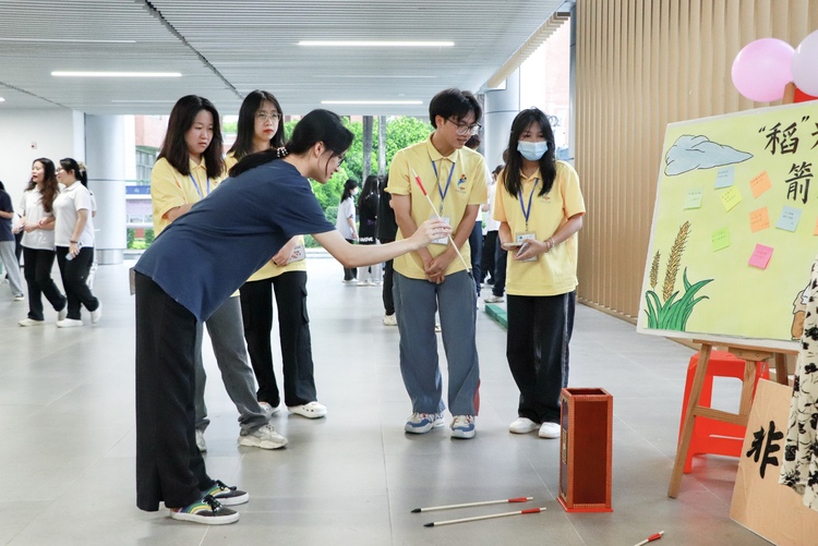 图片默认标题_fororder_1.广商学子参与“稻”光箭影投壶射礼非遗体验