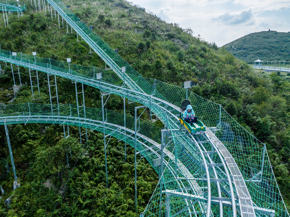 贵州毕节：建草原景点丰富山地旅游_fororder_2023年9月2日，游客在贵州省毕节市百里杜鹃管理区方家坪景区里坐滑车。