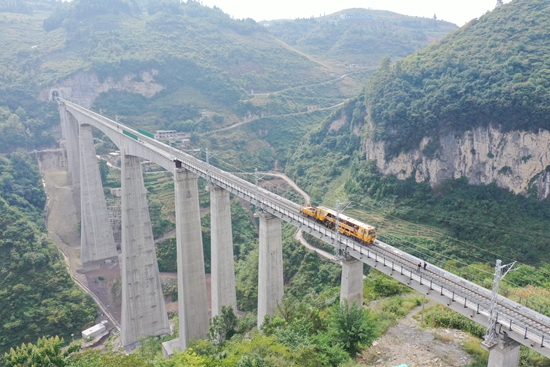 西部陆海新通道建设再提速 叙永至毕节铁路全线铺轨完成_fororder_铁路1