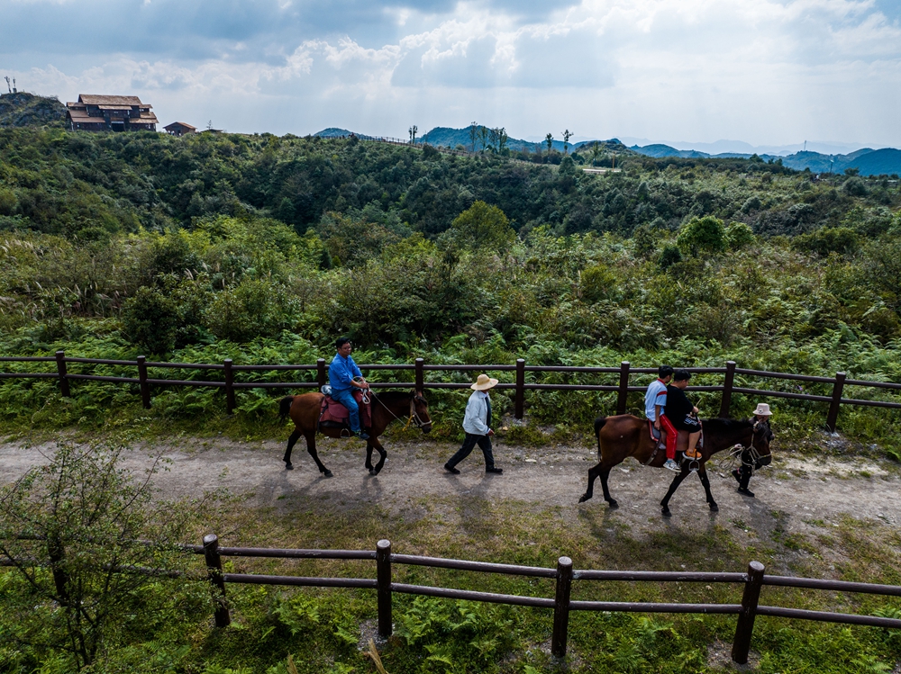 贵州毕节：建草原景点丰富山地旅游_fororder_2023年9月2日，游客在贵州省毕节市百里杜鹃管理区方家坪景区里骑马。 (2)