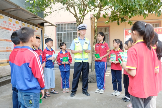 贵州天柱：法润未来伴成长_fororder_学校邀请法治副校长法治教育.JPG