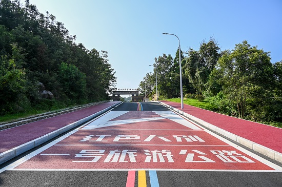 【原创】红旗漫卷风正劲 ——“新县新跨越”系列报道之一_fororder_大别山1号旅游公路配套设施改造提升工程（蒋仑  摄）.JPG