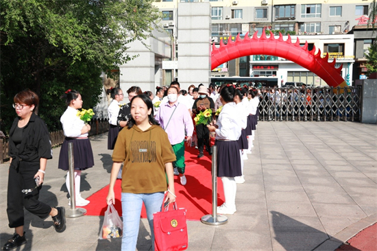 抚顺市顺城区中心小学召开“家校共育、携手同行”主题家长会_fororder_教育抚顺1