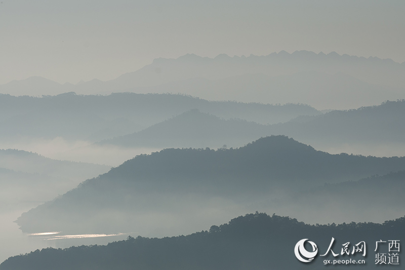 图片默认标题_fororder_层峦叠嶂的山峰