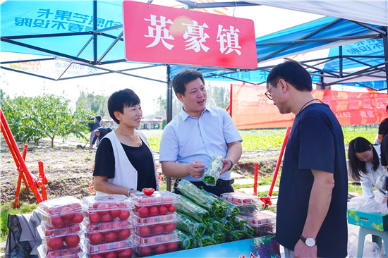 “庆丰收 促和美”2023年中国农民丰收节三门峡主会场活动开幕_fororder_“土特产”展销会现场气氛热烈 摄影 王保龙