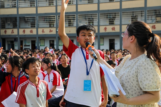 贵州天柱：以赛促学 千人法律知识竞赛掀普法宣传热潮_fororder_学生答题 (2).JPG