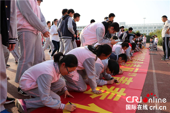 （供稿 教育图文 三吴大地泰州 移动版）泰州励才实验学校举行“跨入青春之门”仪式