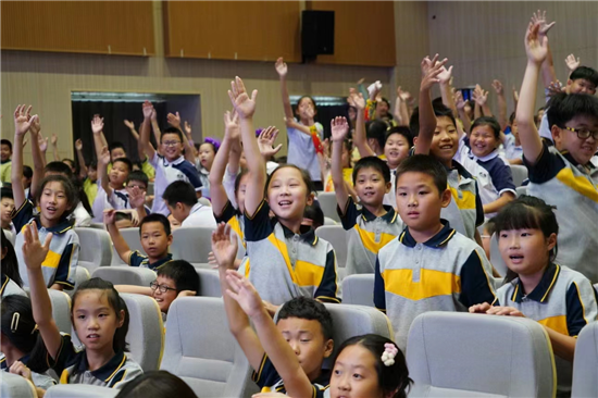 沈阳市尚品东越学校举行科技节主场活动 老师改编“物理秀”表演受欢迎_fororder_中学物理老师02