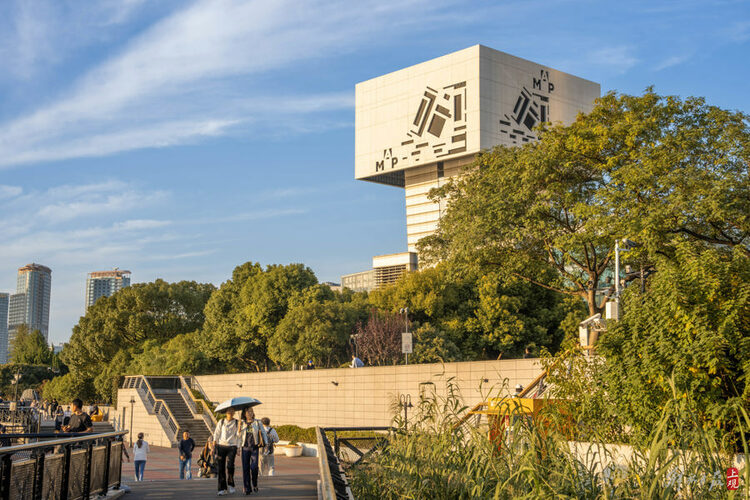 申城秋意渐浓 市民漫步陆家嘴滨江打卡落日美景