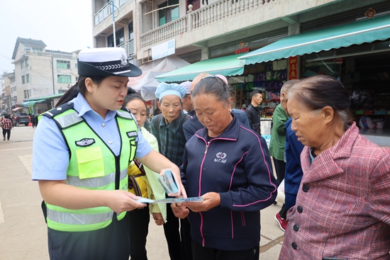 贵州镇远在农村集市开展“严禁酒驾”宣传活动 提升群众安全意识_fororder_交警发放和讲解宣传折页.JPG