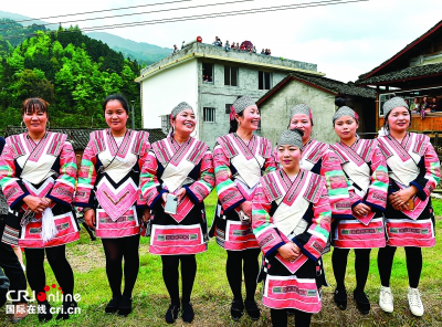 【唐已审】【供稿】【八桂大地-桂林】【旅游文体】【移动端】桂林龙胜传统瑶族花炮节吸引上千游客