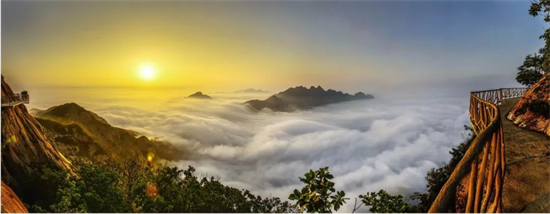 在边境城市丹东遇见金秋美景_fororder_在凤凰山景区举办“九九重阳”登山节