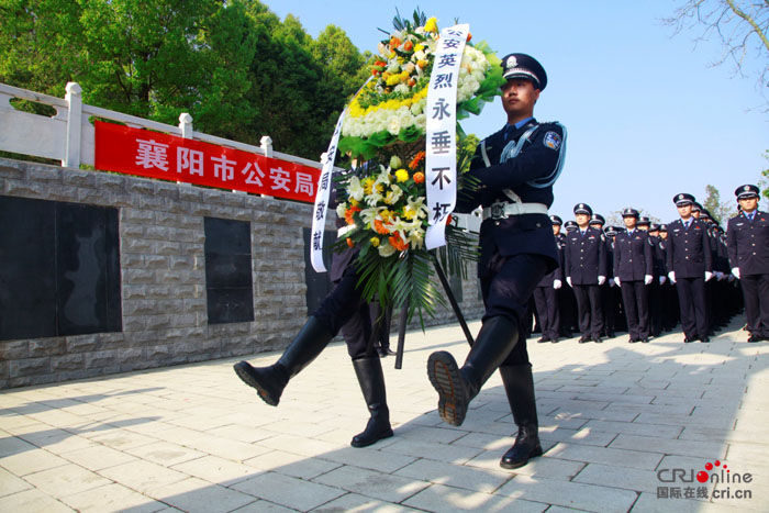 湖北襄阳公安清明时节缅英烈