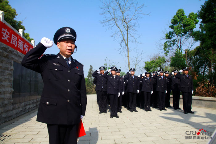 湖北襄阳公安清明时节缅英烈