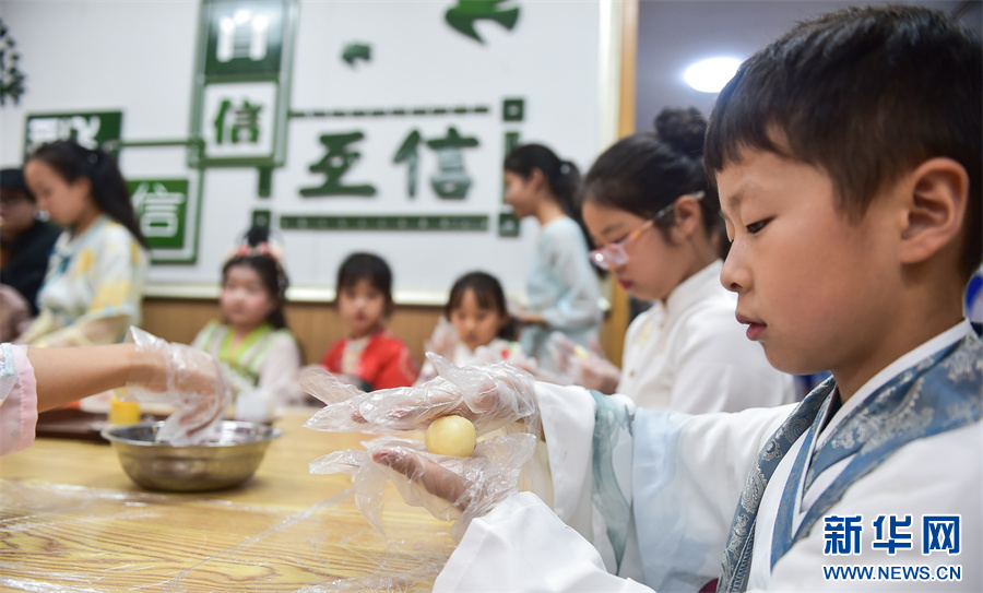 河南洛阳：学做月饼迎中秋