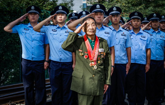 丹东：中朝友谊桥桥头举行 “庆国庆 守平安”主题升旗仪式_fororder_图片28