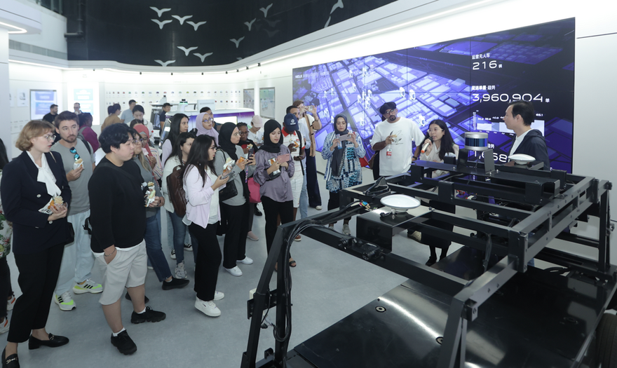 International Students Visit Beijing Economic-Technological Development Area_fororder_图片2