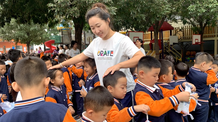 图片默认标题_fororder_老师清点幼儿人数