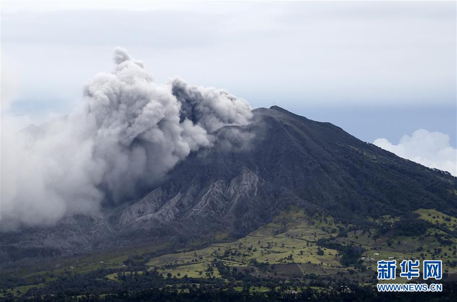 哥斯达黎加火山持续喷发 民众生活受影响