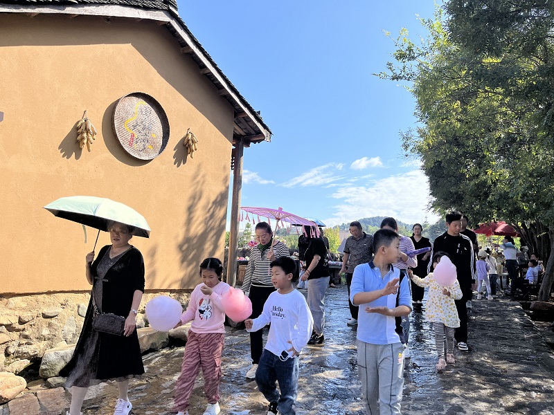 【原创】144.5 万人次 信阳新县“双节”旅游人气旺_fororder_游客行走在田铺大塆 新县文广旅体局供图